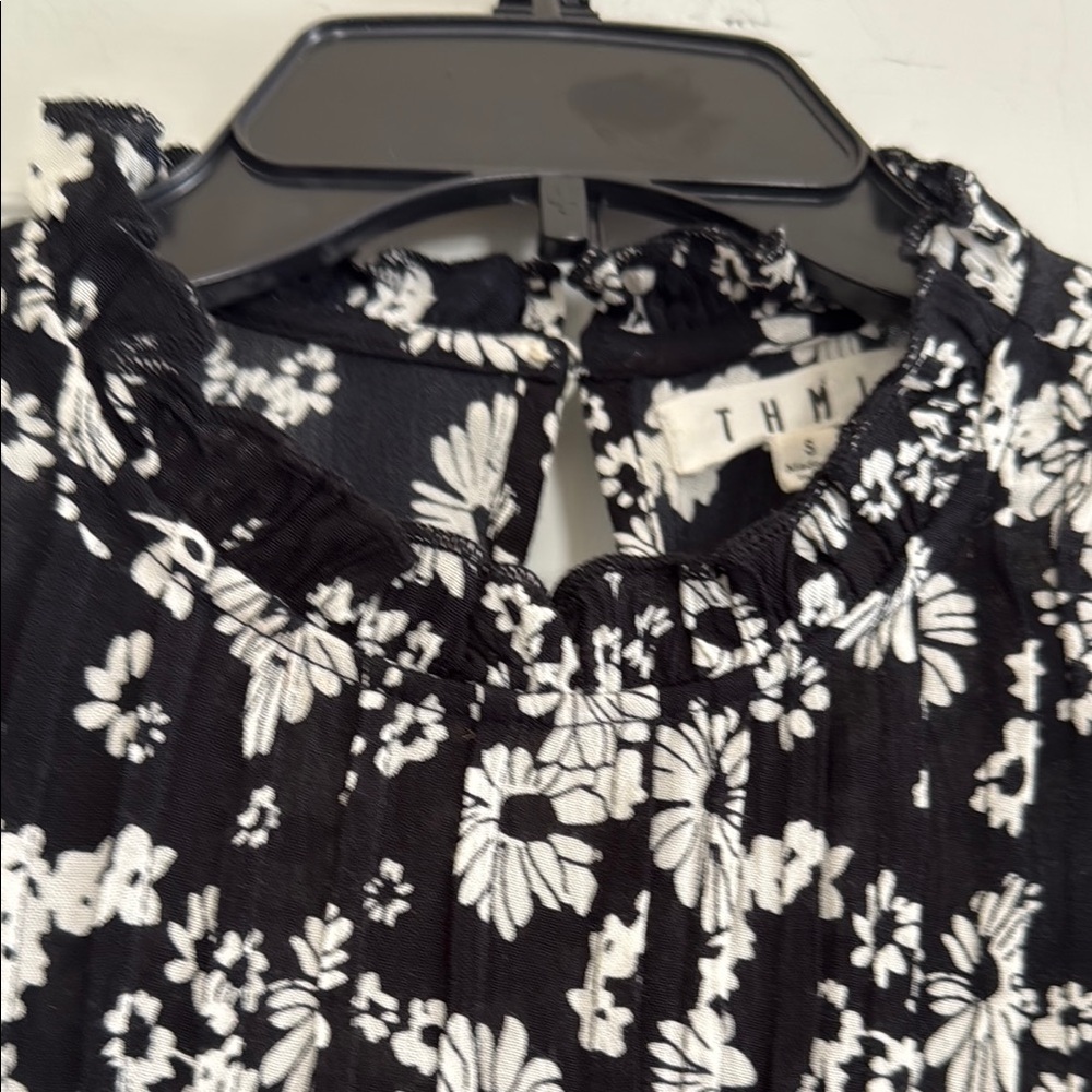 THML Black and White Ruffled Short Sleeve Blouse - Picture 3 of 8